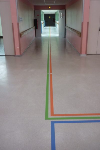 Signalétique hôpital bande de guidage